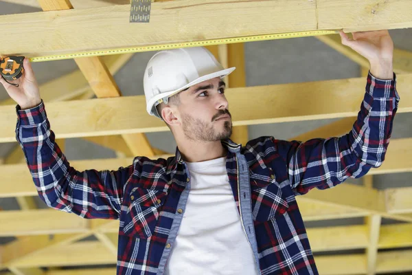 Bauunternehmer Misst Holzdachbalken — Stockfoto