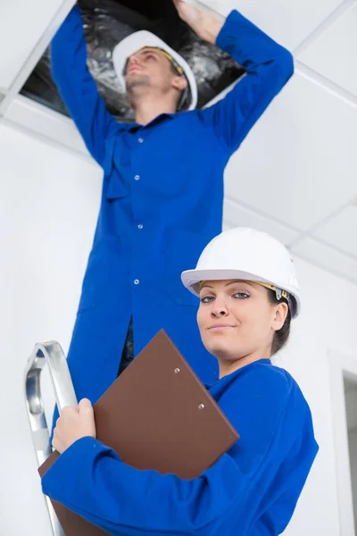 Ritratto Dell Uomo Che Ispeziona Soffitto — Foto Stock