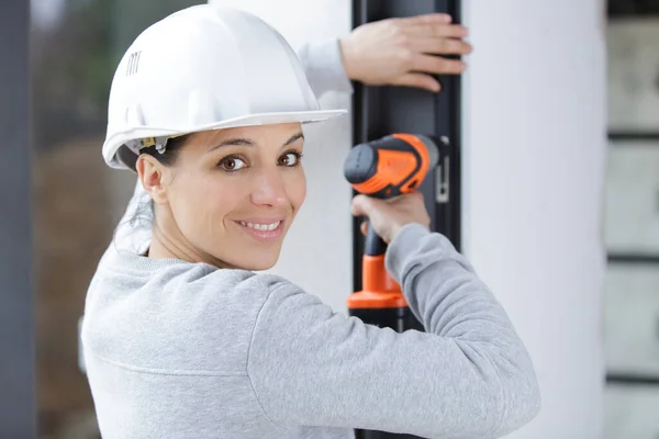 Een Vrouwelijke Werknemer Vrouw Met Boor — Stockfoto