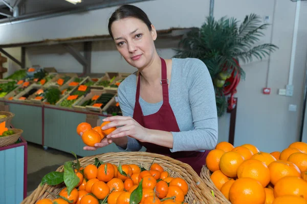 Porträtt Kvinna Som Säljer Apelsiner — Stockfoto