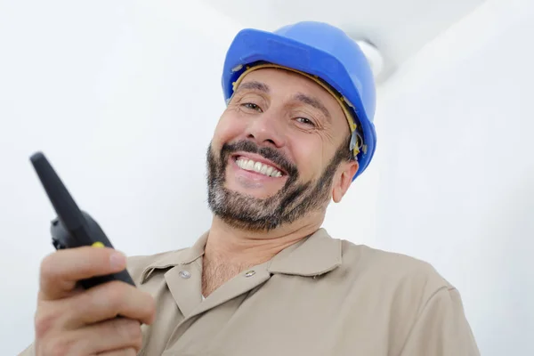 Ingegnere Costruttore Hardhat Utilizzando Walkie Talkie — Foto Stock