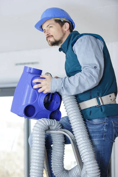 Elektricien Bevestigt Een Elektrische Kabel Aan Het Plafond — Stockfoto