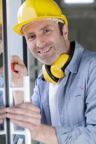 Uomo Servizio Che Installa Finestra Con Cacciavite — Foto Stock