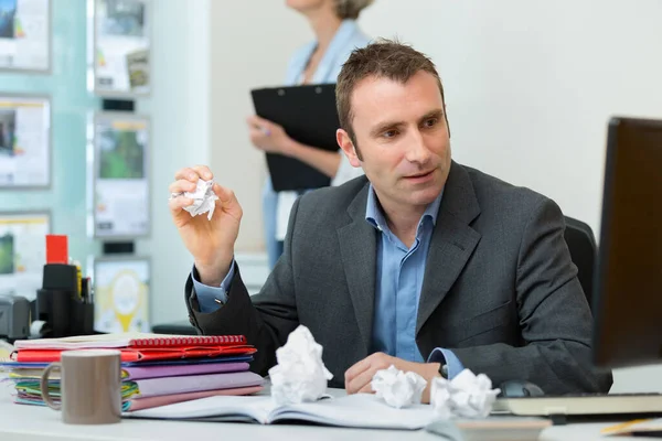 Homem Com Bola Papel Mesa — Fotografia de Stock