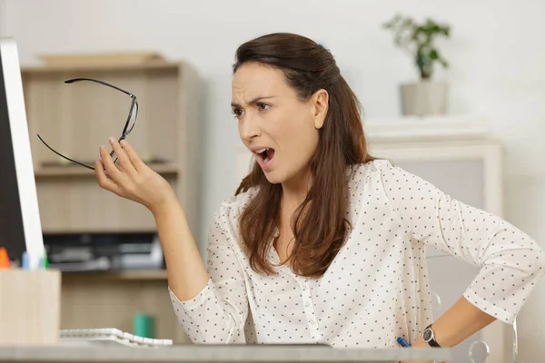 Femme Est Bouleversée Cause Projet Dans Bureau — Photo