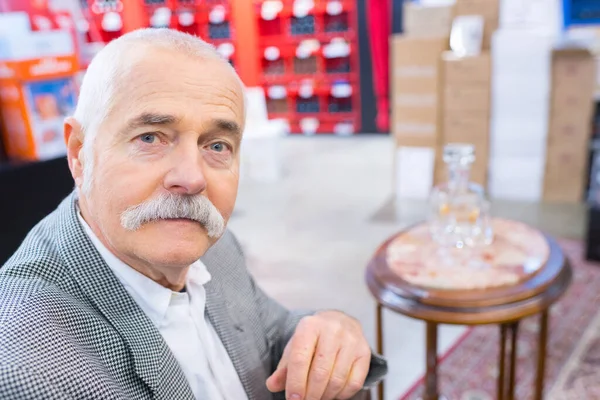 Porträt Eines Älteren Mannes Mit Dekantor Auf Dem Tisch Hintergrund — Stockfoto