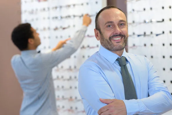 Portret Van Knappe Vrolijke Opticien — Stockfoto