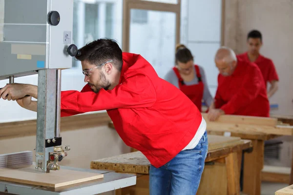 Trabalhar Madeira Trabalhador Masculino Com Máquina Moagem — Fotografia de Stock