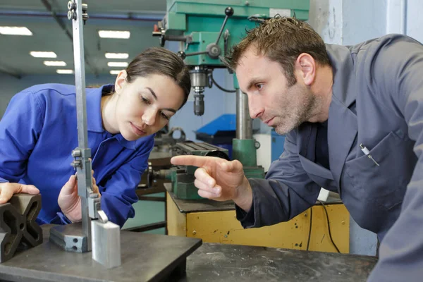 Mann Und Frau Arbeiten Metallwerkstatt Zusammen — Stockfoto