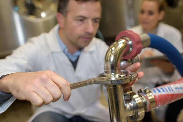 Servicetechniker Der Industrielle Wasseraufbereitungs Oder Filteranlagen Betreibt — Stockfoto