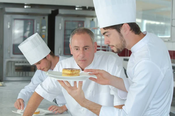 Junge Konditorin Überreicht Kuchen Koch — Stockfoto