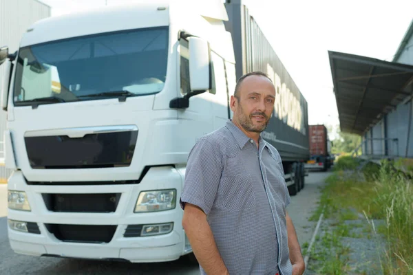 Beau Conducteur Près Grand Camion Moderne Extérieur — Photo