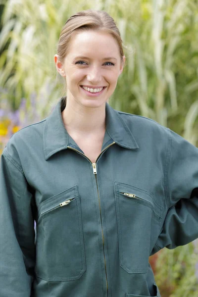 Close Portret Van Mooie Jonge Blonde Vrouw Tuin — Stockfoto