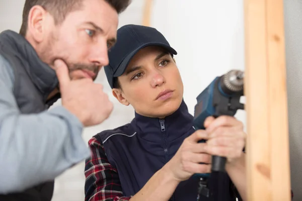 Två Arbetare Som Använder Verktygsborr — Stockfoto