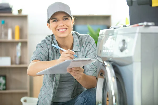 Kvinnlig Serviceagent Som Reparerar Tvättmaskinen — Stockfoto