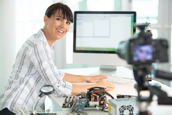 Vrouw Elektricien Vlogger Met Behulp Van Laptop Computer Tijdens Het — Stockfoto