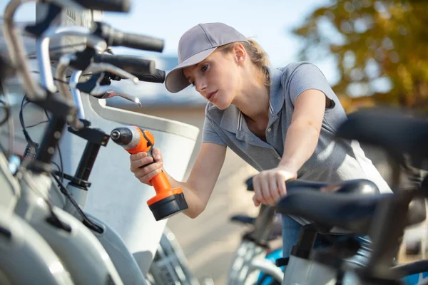 Mecânico Bicicletas Usando Uma Broca Uma Bicicleta Livre — Fotografia de Stock