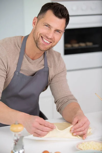 Jovem Bonito Homem Preparando Uma Torta — Fotografia de Stock