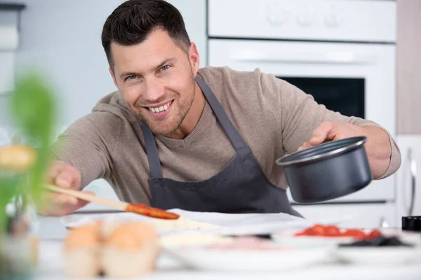 Pizza Szef Umieścić Sos Bazie Komercyjnej Kuchni — Zdjęcie stockowe