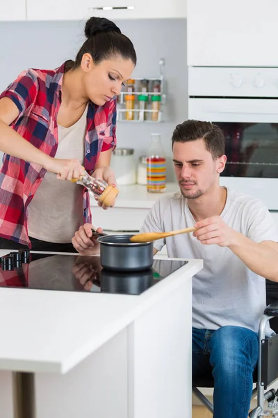 Paar Kocht Gemeinsam Mann Rollstuhl Gehbehindert — Stockfoto