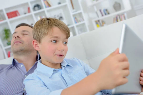Bambino Occhi Spalancati Guardando Tablet Padre Addormentato — Foto Stock