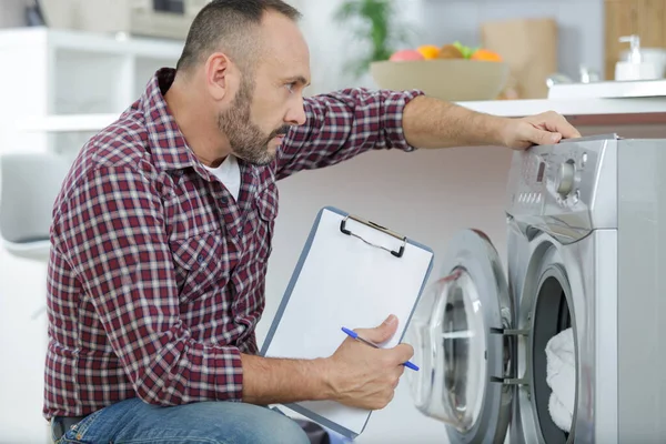 Reifer Soldat Schaut Auf Waschmaschine — Stockfoto