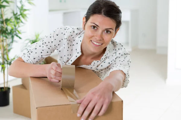 Chica Joven Que Mueve Nuevo Apartamento — Foto de Stock