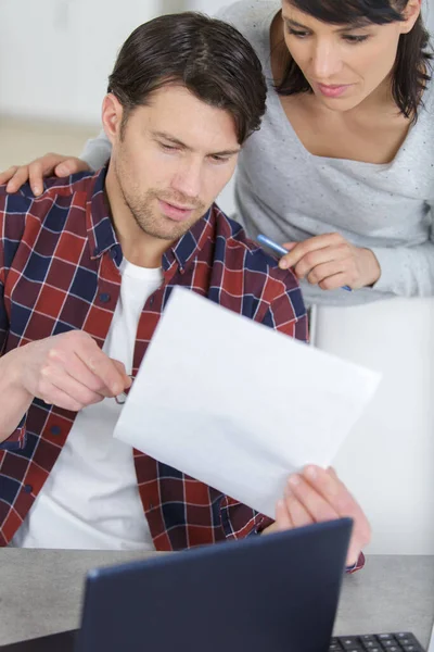 Pareja Atractiva Escuchando Música Ordenador Portátil — Foto de Stock