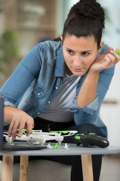 Vrouw Assemblage Van Een Drone Zoek Naar Een Laptop — Stockfoto