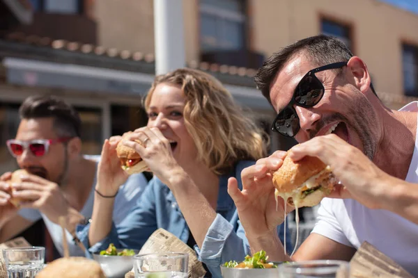 Freunde Essen Und Trinken Bier Restaurant — Stockfoto