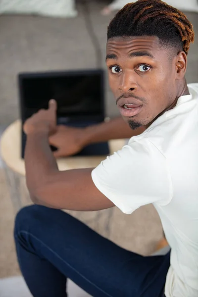 Νεαρός Άνδρας Έκπληκτος Αναζητούν Φορητό Υπολογιστή Στο Σπίτι — Φωτογραφία Αρχείου
