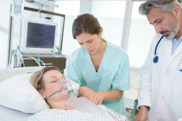 Patient Wearing Oxygen Mask Lying Bed Hospital — Stock Photo, Image