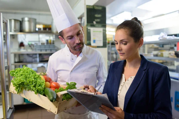 Buchhalter Der Einrichtung Überwacht Empfangene Aufträge — Stockfoto