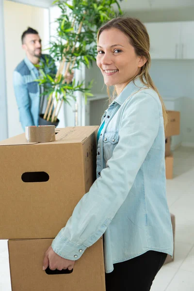 Koppel Verhuizen Naar Een Nieuw Huis — Stockfoto