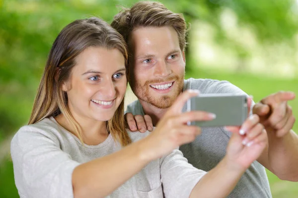 Casal Fazendo Uma Selfie — Fotografia de Stock