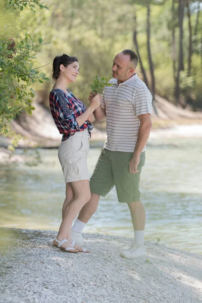 Una Pareja Caminando Cerca Lago —  Fotos de Stock