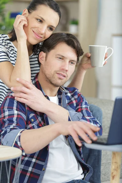 Mutfakta Dizüstü Bilgisayarı Olan Mutlu Genç Çift — Stok fotoğraf