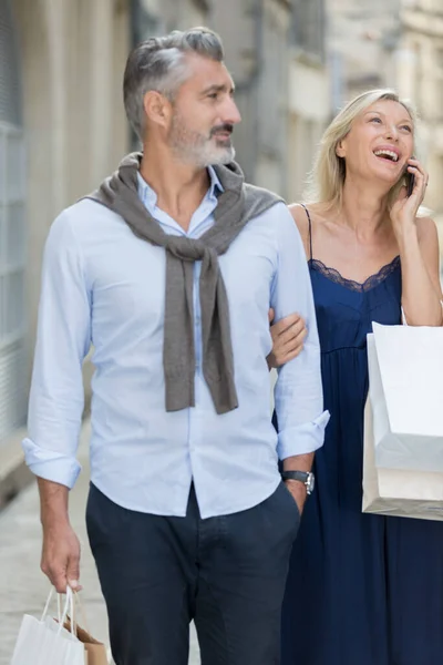 Donna Uomo Che Tengono Borse Della Spesa Durante Utilizzo Del — Foto Stock