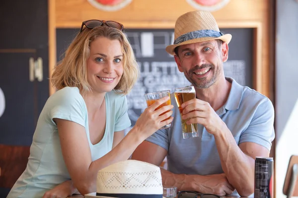 Sonriente Joven Pareja Bar Con Cervezas —  Fotos de Stock