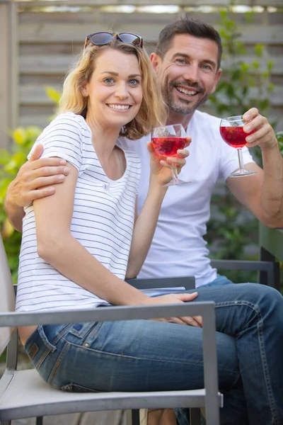 Jungbauernpaar Stößt Seinem Weinberg — Stockfoto