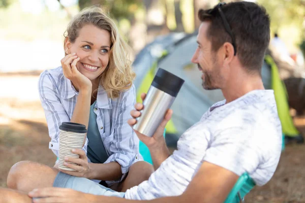 Belo Jovem Casal Tendo Café Manhã Enquanto Acampando — Fotografia de Stock