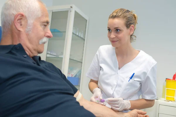 Vrouwelijke Arts Neemt Bloed Naar Een Senior Het Verpleeghuis — Stockfoto