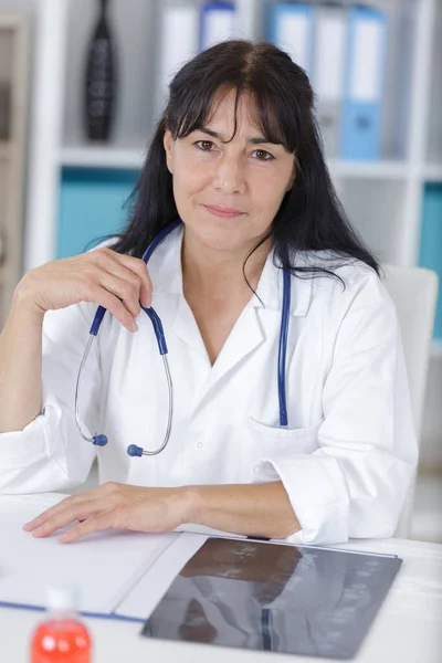 Ofisinde Olgun Bir Kadın Doktorun Portresi — Stok fotoğraf