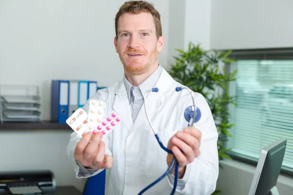 Lekarz Wykazujący Tabletki Lekarz — Zdjęcie stockowe