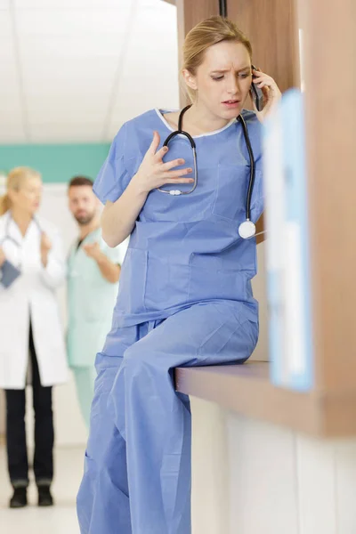 염려하는 간호사가 전화로 이야기하는 — 스톡 사진