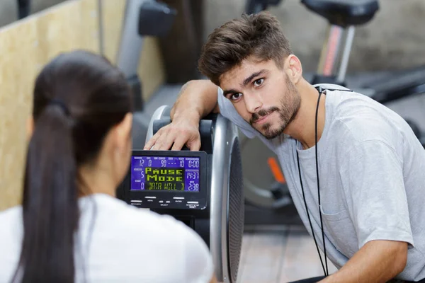 Gymnastiek Instructeur Begeleiden Klant Bij Het Gebruik Van Apparatuur — Stockfoto