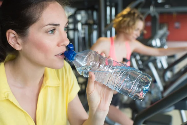 Jeune Femme Sportive Boire Eau Dans Une Salle Gym — Photo