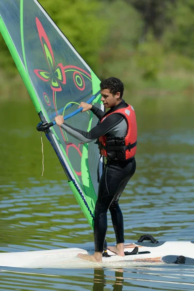 Miły Sportowiec Robi Windsurfing — Zdjęcie stockowe