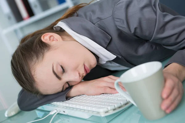 Schöne Müde Frau Schläft Auf Der Tastatur Eines Laptops — Stockfoto