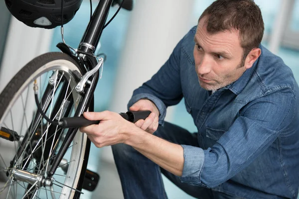 Mann Beim Aufblasen Eines Fahrradreifens — Stockfoto